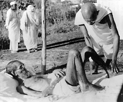 Gandhi practica el masaje a un enfermo de Lepra en la India en 1940 